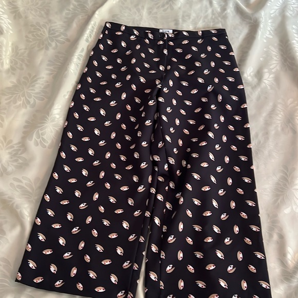 Like New-KATE-Size Large - Picture 2 of 9